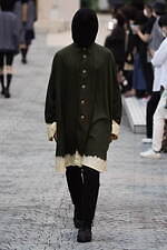 ミツル オカザキ 2023年春夏コレクション、夕陽に捧げるピースサイン｜写真31