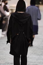 ミツル オカザキ 2023年春夏コレクション、夕陽に捧げるピースサイン｜写真35