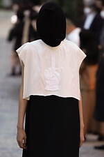 ミツル オカザキ 2023年春夏コレクション、夕陽に捧げるピースサイン｜写真37