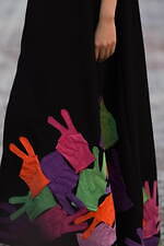 ミツル オカザキ 2023年春夏コレクション、夕陽に捧げるピースサイン｜写真38