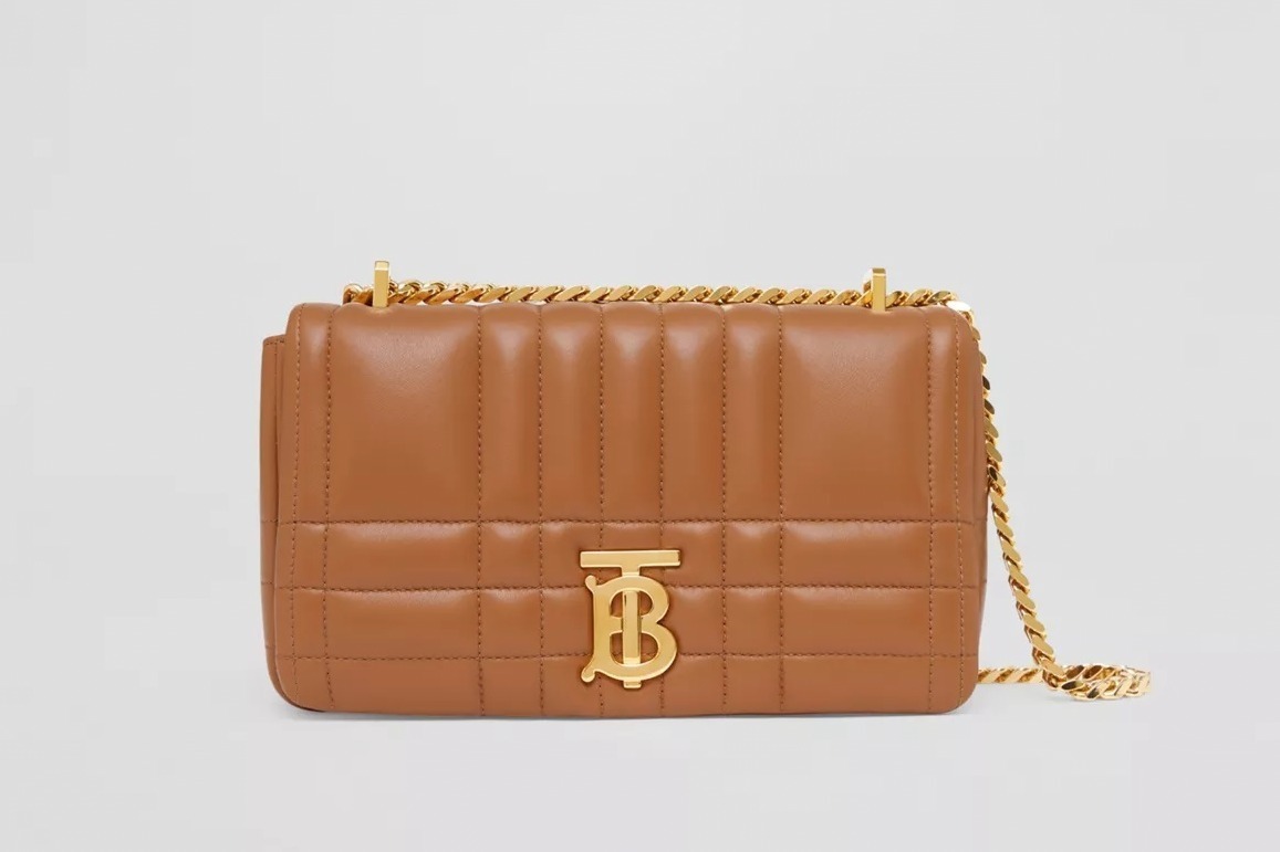 バーバリーのアイコンバッグ「ローラ」＆ヘリテージトレンチコート「ケンジントン」に新作