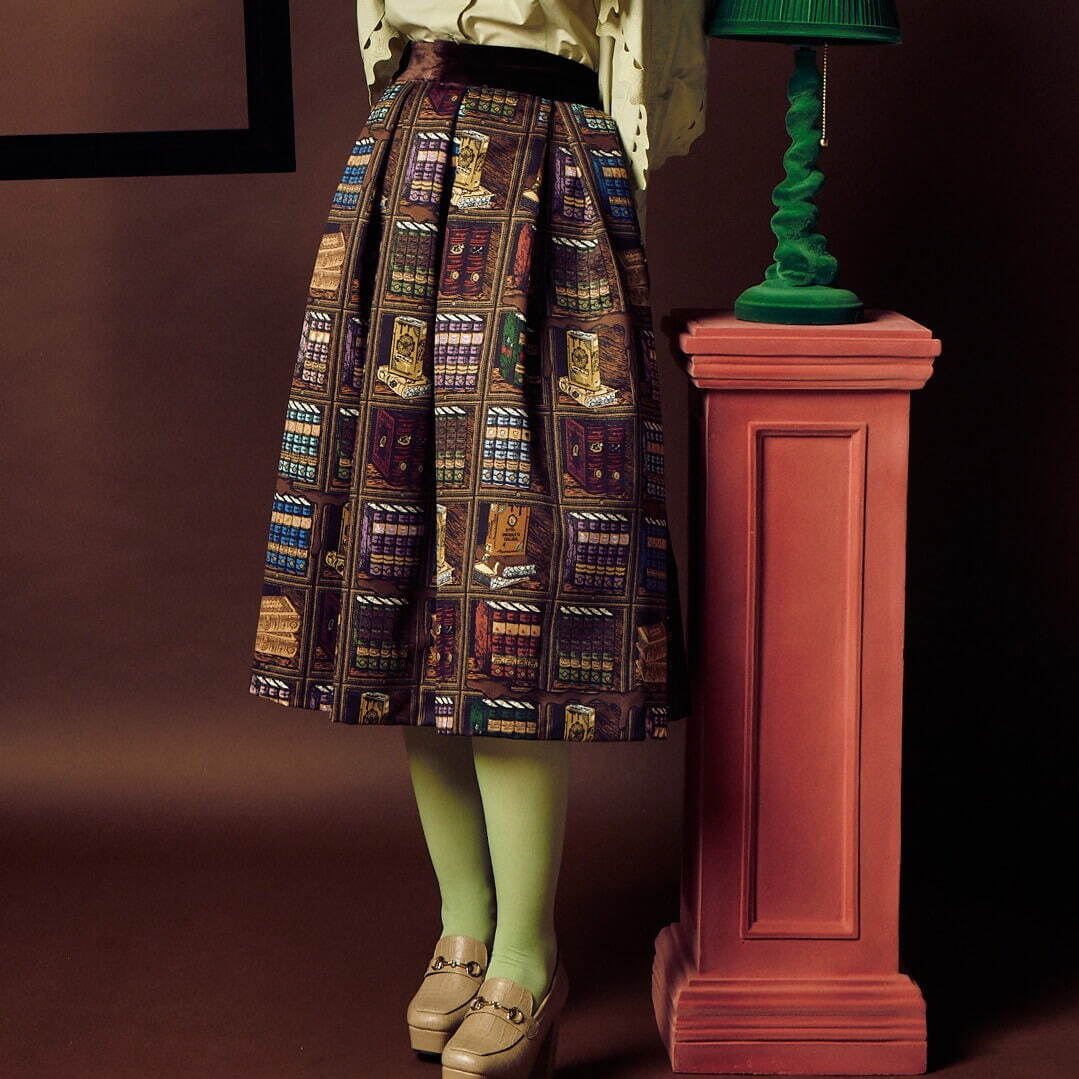 Q-pot. Dress新作“チョコレートの本棚”柄ワンピース、ベロア素材のベルト付き｜写真18