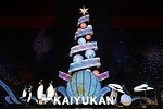 大阪「海遊館イルミネーション 2022」高さ20mのツリーが登場、水槽内にサンタダイバーも