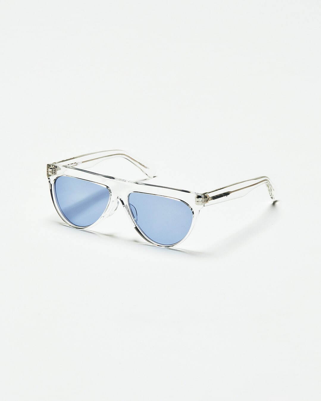 金子眼鏡×オニツカタイガーのサングラス、光沢のあるクリアフレームをオーバーサイズで｜写真2
