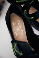 写真3/12｜「ディオール 62-22」パンプス、“ミモザ”の花が咲く