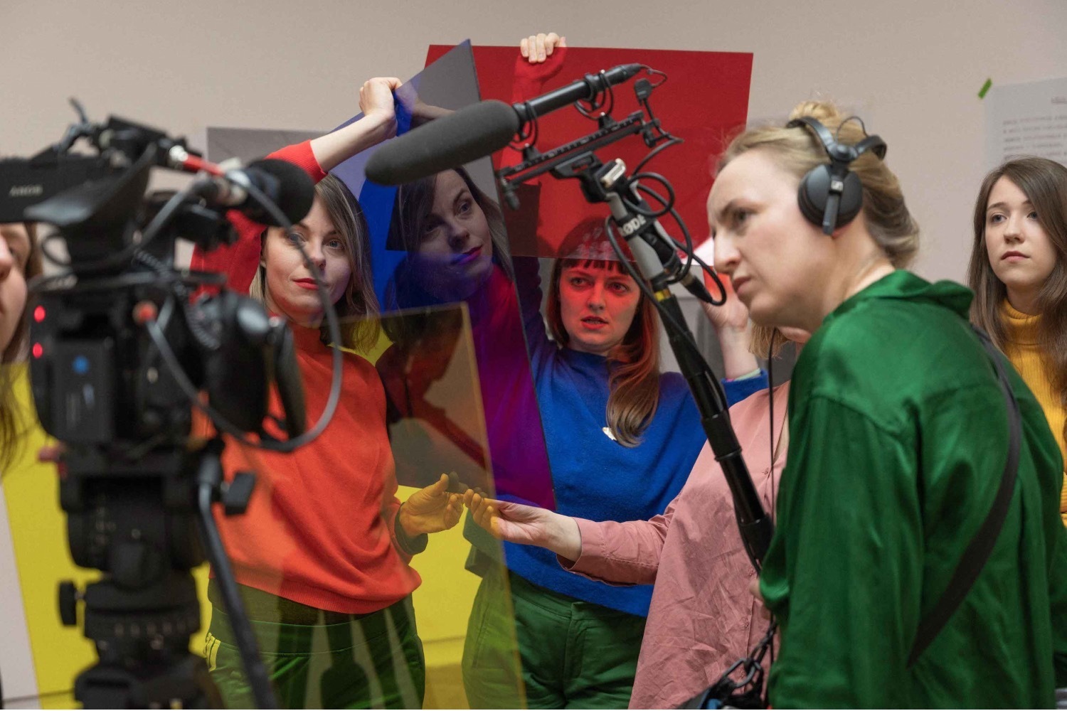 美術館｜ウェンデリン・ファン・オルデンボルフの個展が東京都現代美術館で、他者との協働から紡がれる映像作品を紹介