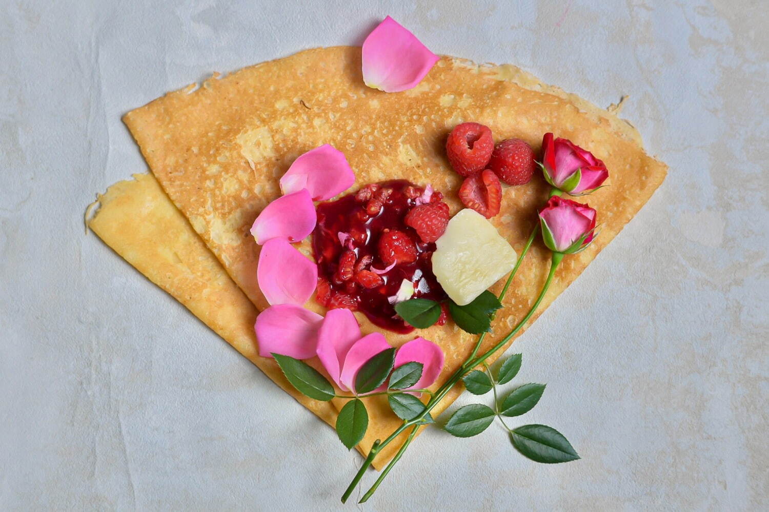 クレープ専門店「イクアリー」の“薔薇の香りをほおばる”限定クレープ、伊勢丹新宿店で｜写真1
