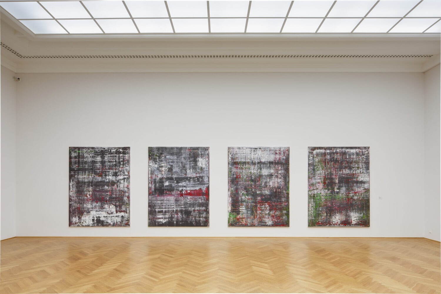 《ビルケナウ》2014年［CR 937/1‐4］ 油彩、キャンバス ゲルハルト・リヒター財団
ドレスデン・アルベルティヌム美術館での展示風景(2015年)
Photo： David Brandt, courtesy Gerhard Richter Archive, Dresden
©︎Gerhard Richter 2022 (07062022)