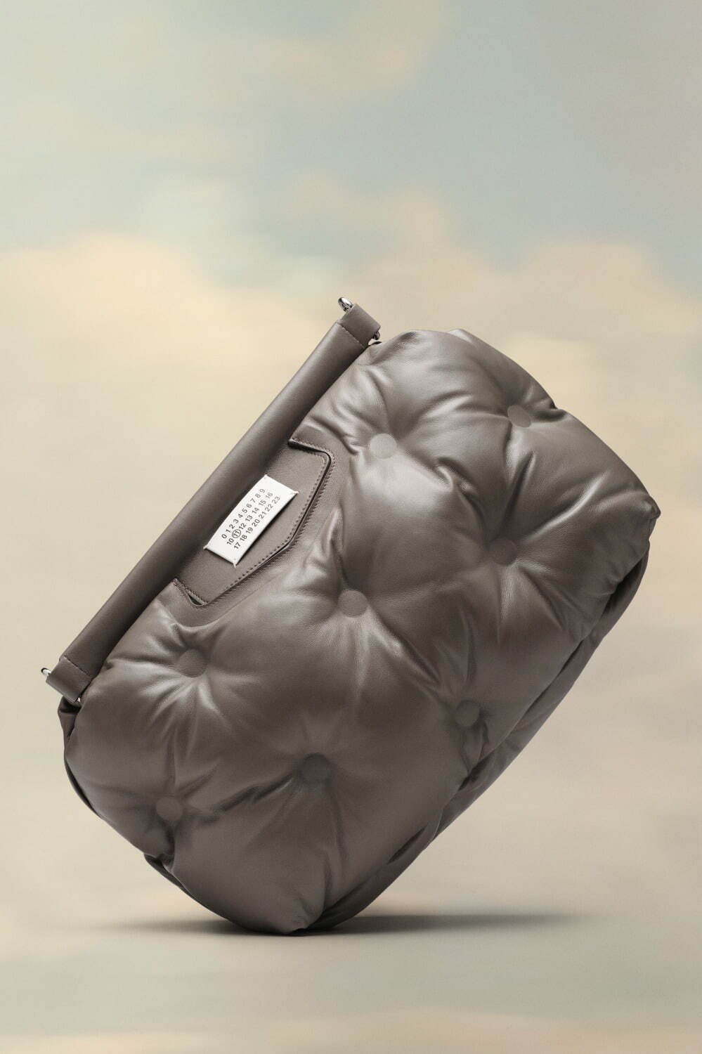 ハイブランドの「メンズバッグ」2022年秋冬特集、おしゃれな小さめショルダーから上質な革製鞄まで｜写真12