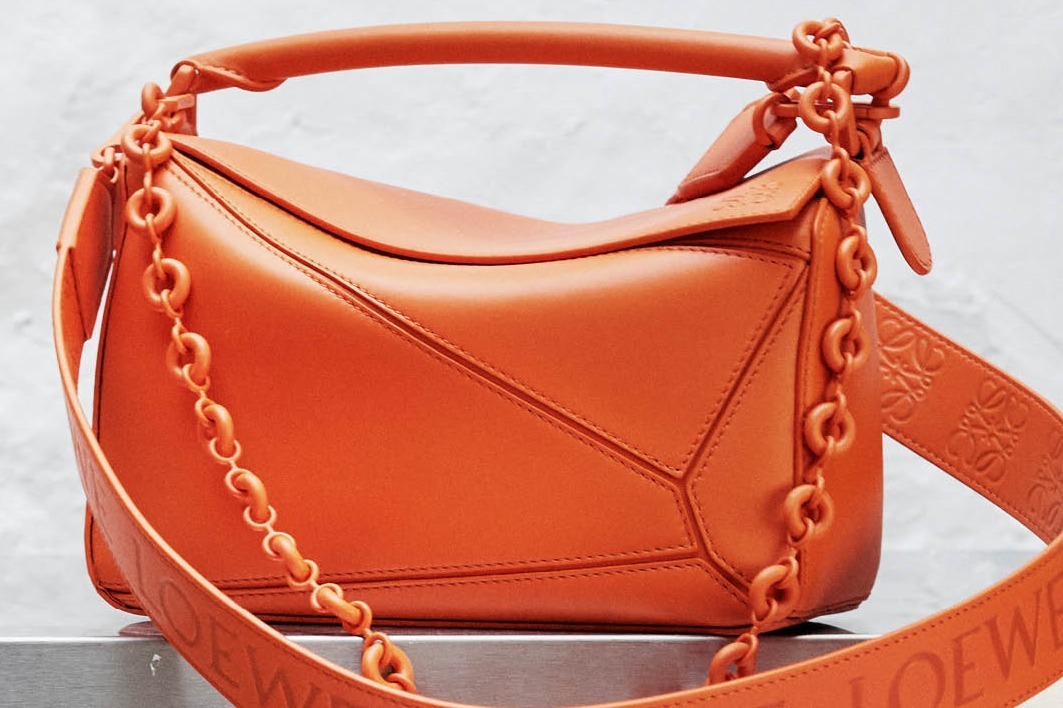 ロエベ「パズル」バッグにソリッドカラーの新作、“クッション”のようなパファー仕様の「ゴヤ」バッグも