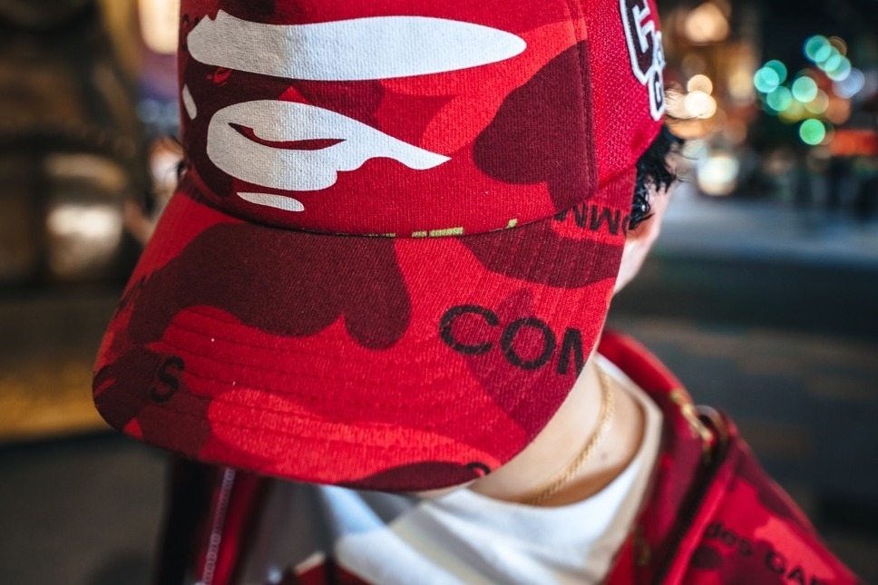 ア ベイシング エイプ×コム デ ギャルソン、レッド＆ネイビーのカモ柄フーディー&“ロゴ”スニーカー