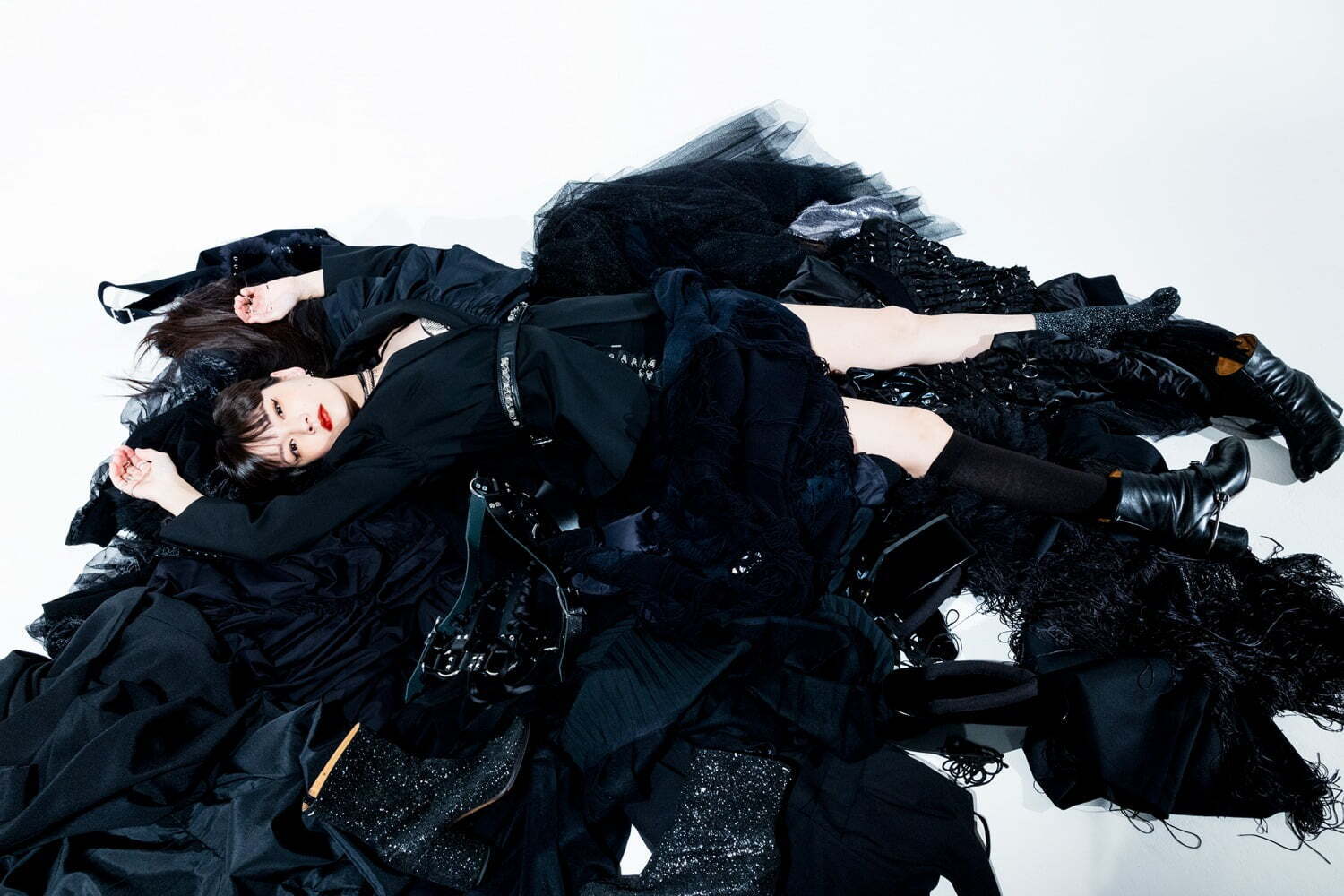 レッグウェア｜タビオ×秋元梢“オールブラック”の「タビソックス」ルーズソックスやラメ入りソックスも足袋状に