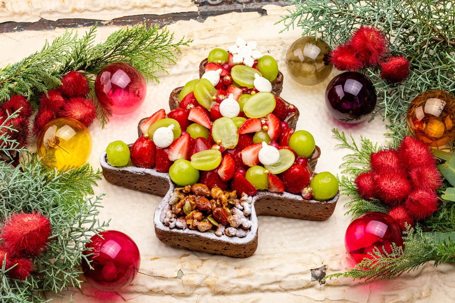 キル フェ ボン22年クリスマスケーキ、“苺＆シャインマスカット”たっぷりのツリー型タルト｜写真1