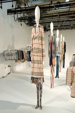 アンリアレイジ(ANREALAGE)、2010-2011年秋冬コレクション｜写真3