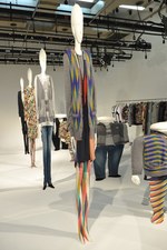 アンリアレイジ(ANREALAGE)、2010-2011年秋冬コレクション｜写真7