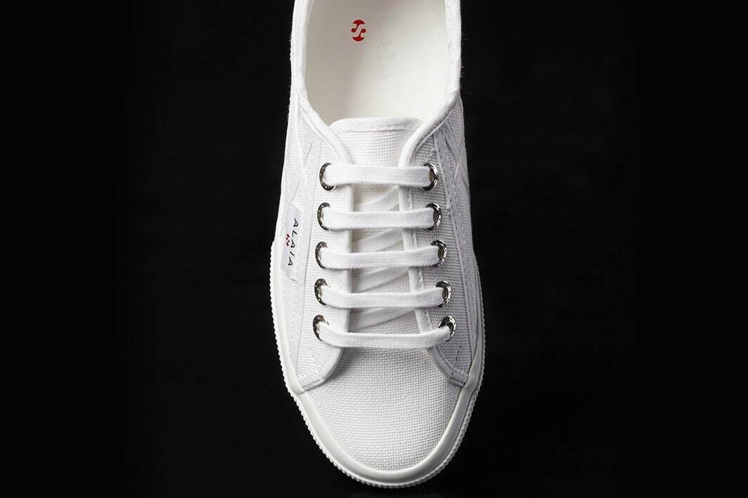 アライア×スペルガのユニセックススニーカー、ダブルAステッチとアイレットが魅力