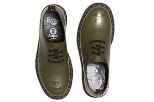 ドクターマーチン×エーエイプ バイ ア ベイシング エイプ初コラボ、”エイプ ヘッド”入りシューズ