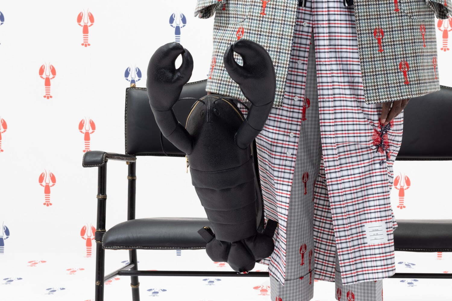 トム ブラウン新作“ロブスター”バックパック、上質レザー＆ストライプの裏地