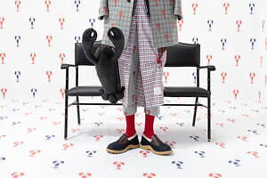 トム ブラウン新作“ロブスター”バックパック、上質レザー＆ストライプの裏地｜写真1