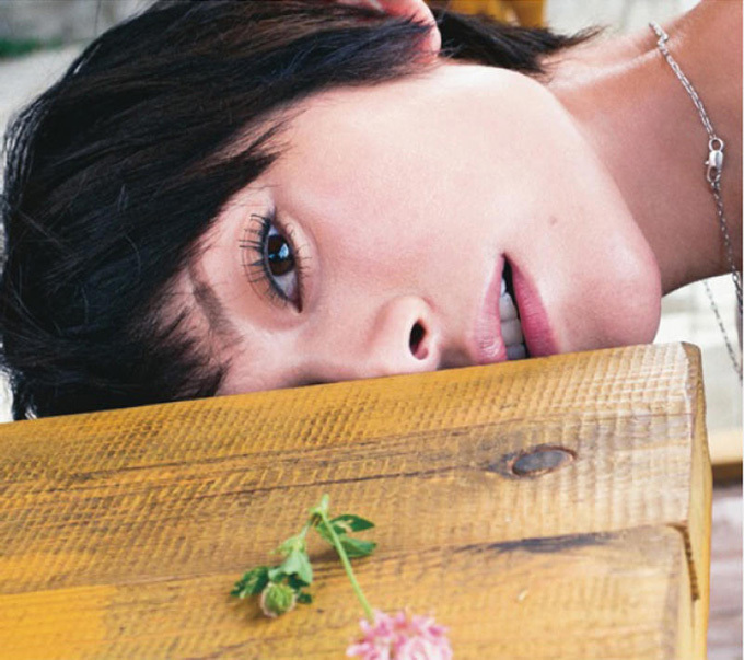 女優・真木よう子の新たな素顔 - 笠井爾示の写真展「MUSCOVITE」が代官山で開催 | 写真