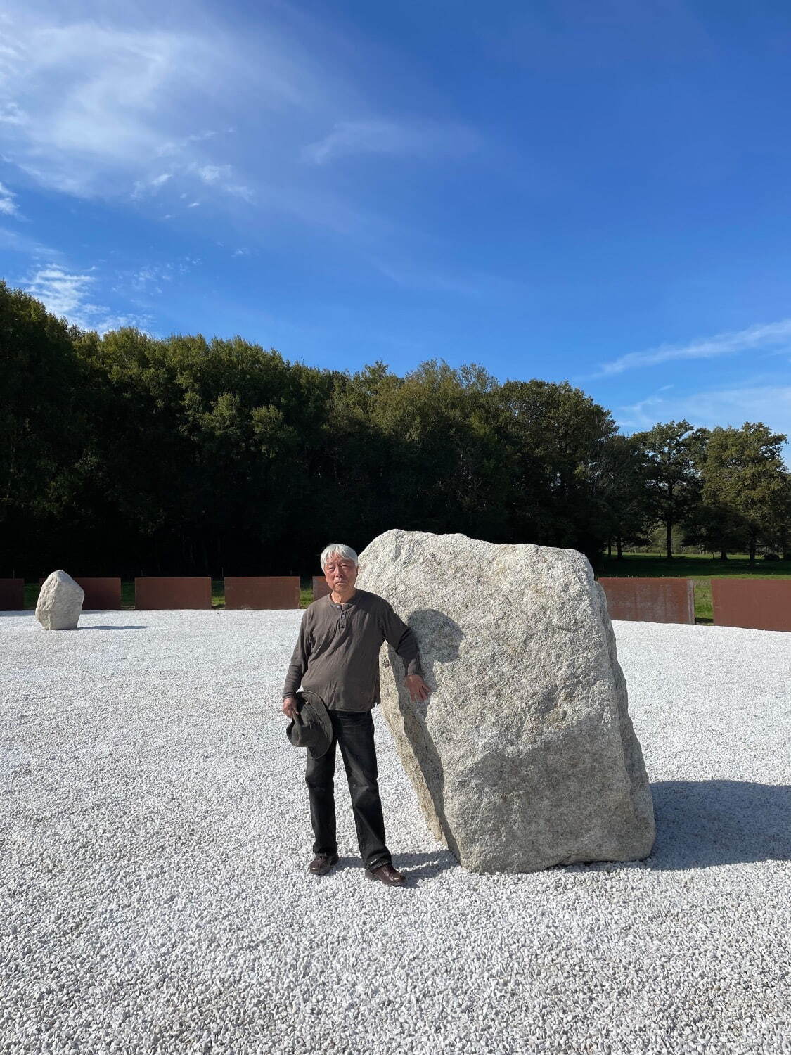 李禹煥、フランス、アングレームでの《関係項─星の影》設置作業、2021年 Photo©Lee Ufan