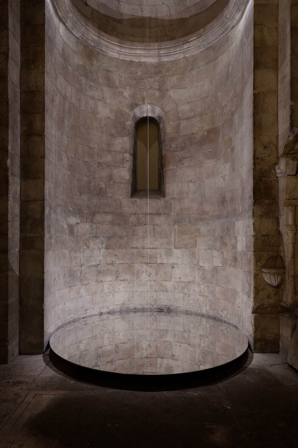 李禹煥《関係項─無限の糸》2022年 ステンレス、糸 サイズ可変 作家蔵 展示風景：「李禹煥 レクイエム」アリスカン、アルル、フランス、2021年10月30日〜2022年9月30日 ©Studio Lee Ufan / Photo by Claire Dorn