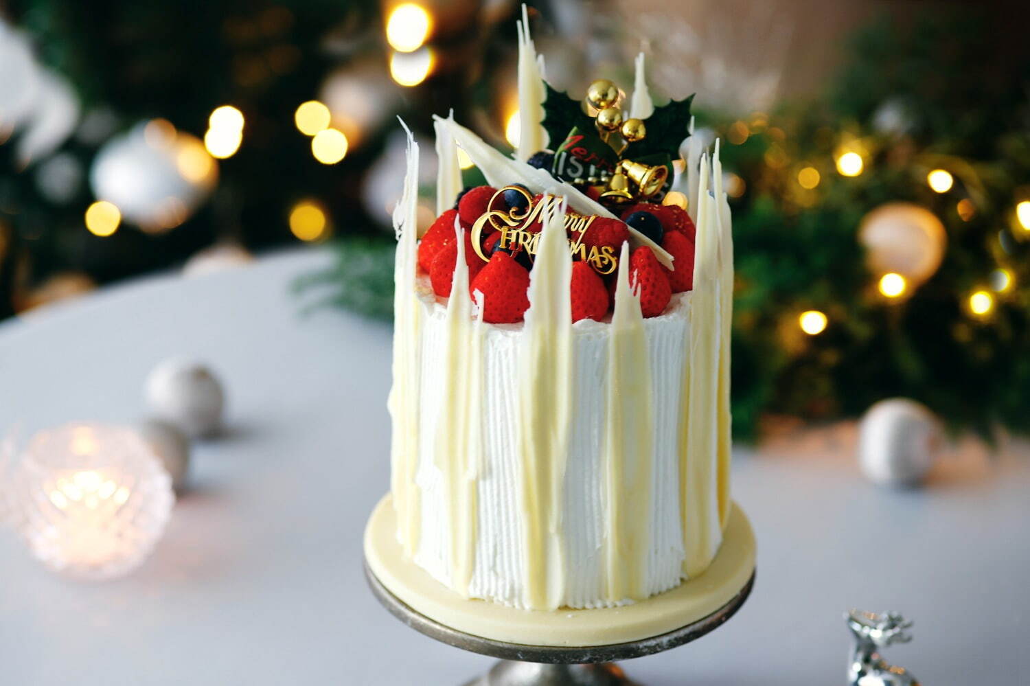 ウェスティンホテル東京22年クリスマスケーキ、サンタ&雪だるまを飾った2段のショートケーキ｜写真3