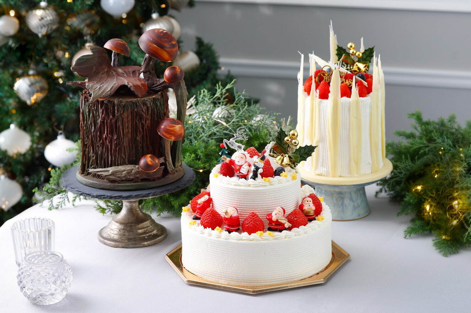 ウェスティンホテル東京22年クリスマスケーキ、サンタ＆雪だるまを飾った2段のショートケーキ｜写真1