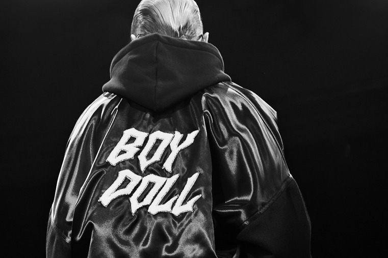 セリーヌ オム22年冬の限定アイテム、“BOY DOLL”ロゴのテディジャケットやスニーカー