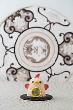 ひよこ型スイーツ「ぴよりん」×有田焼の老舗窯元、渋めビジュアルの“いちごミルク味”で｜写真1