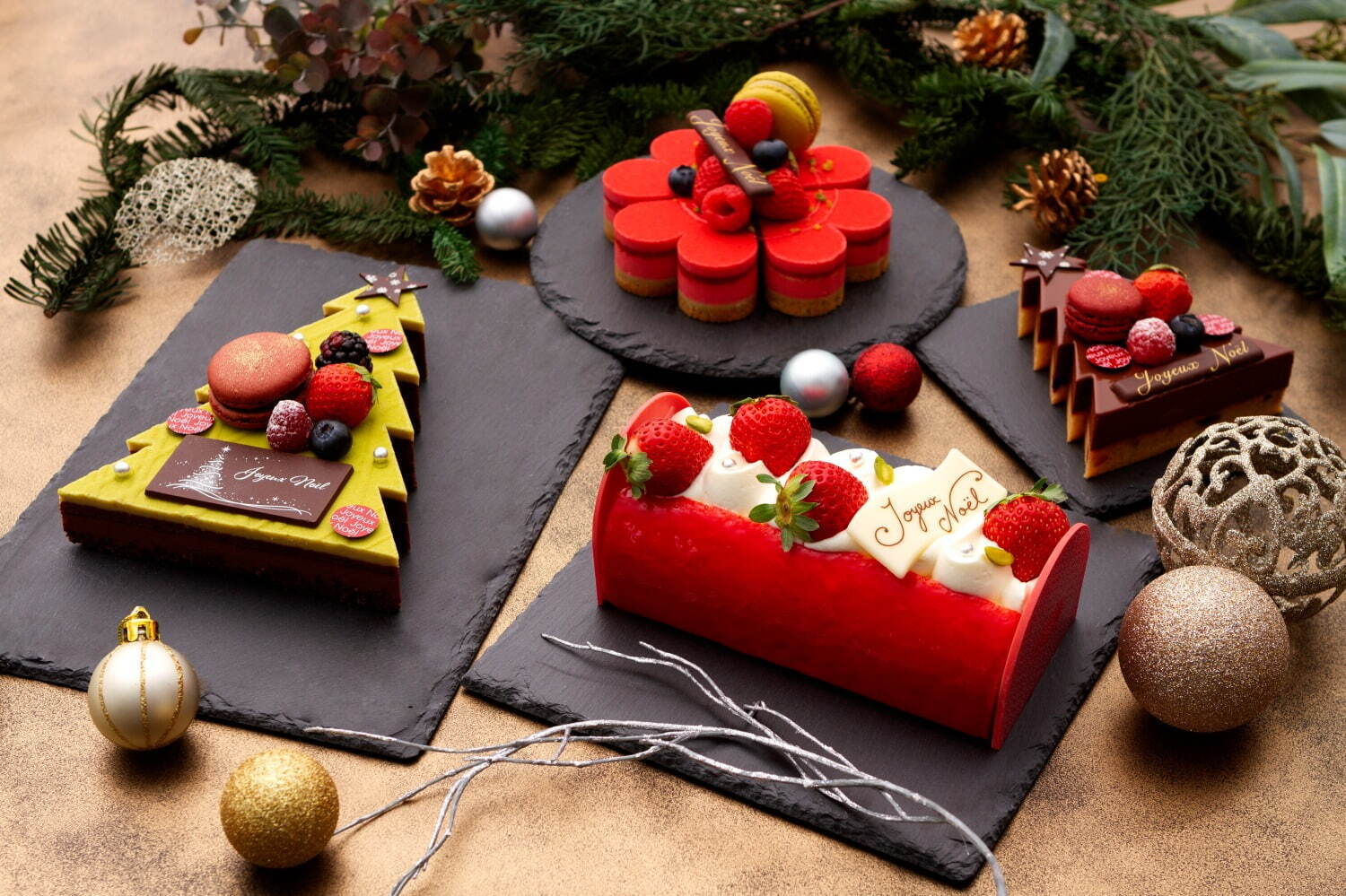 サダハル・アオキ22年クリスマスケーキ、“ツリー型”ピスタチオケーキ＆苺のブッシュ・ド・ノエル｜写真1