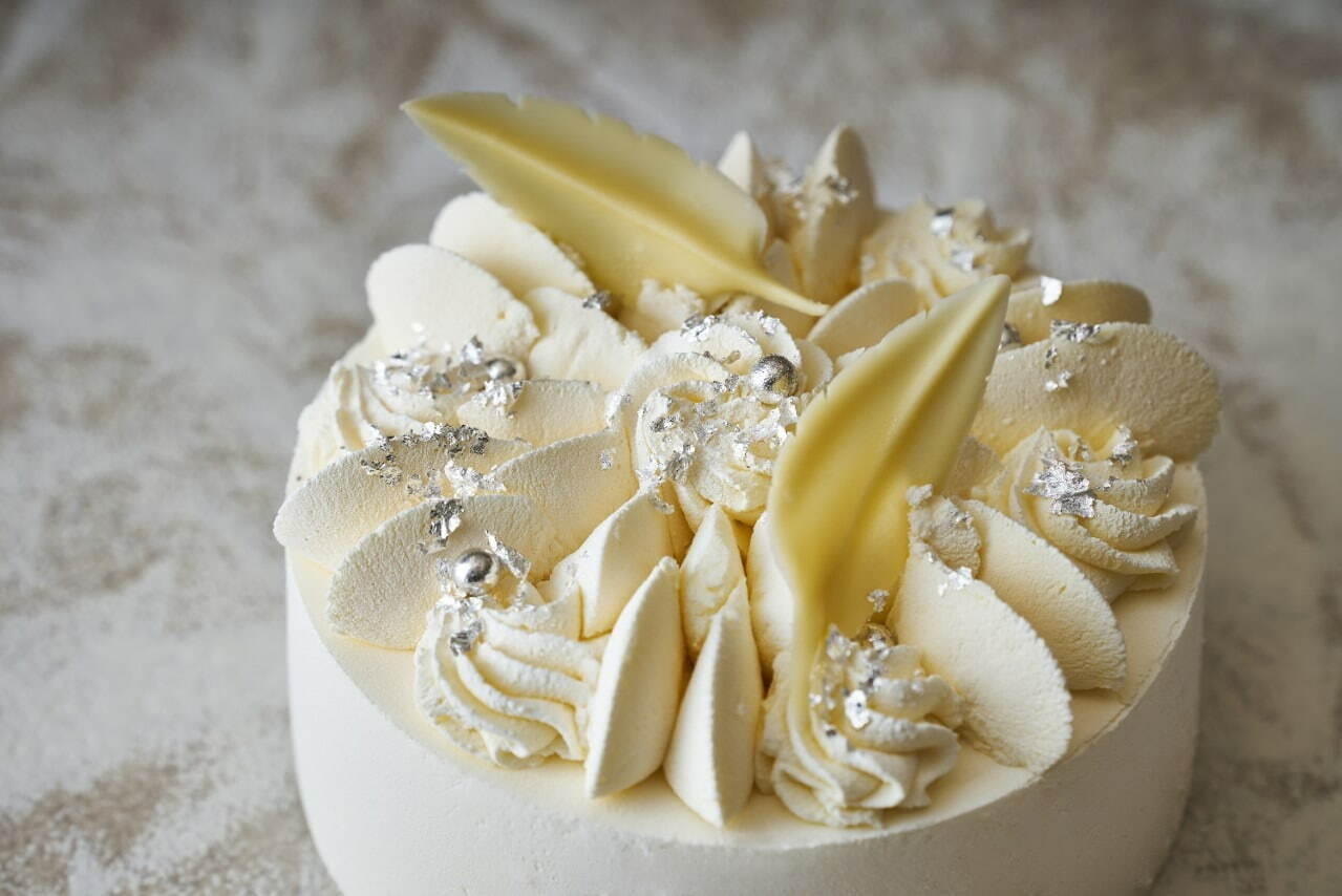 品川プリンスホテルのクリスマスケーキ22 雪の結晶をイメージした純白ケーキ 3種ベリーのタルト ファッションプレス