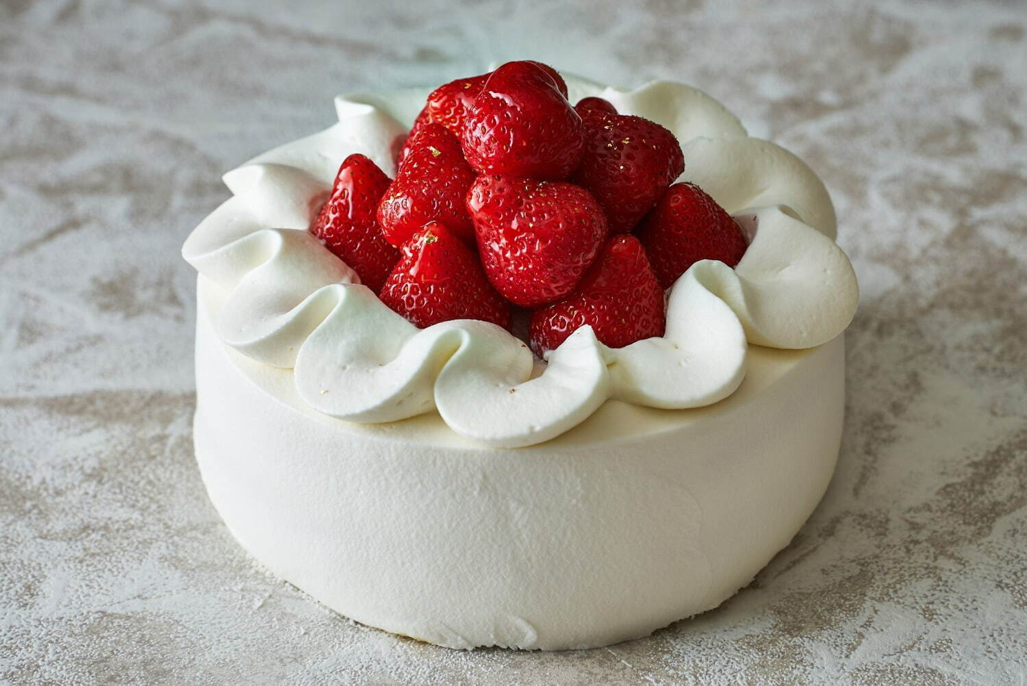 品川プリンスホテルのクリスマスケーキ22 雪の結晶をイメージした純白ケーキ 3種ベリーのタルト ファッションプレス
