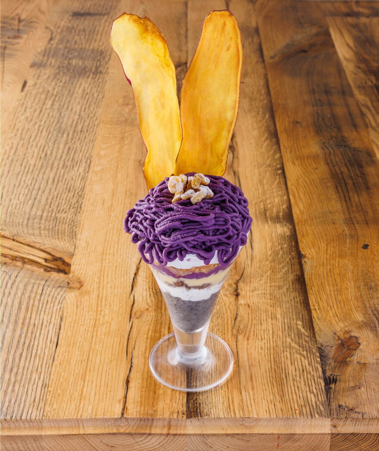 モンスーンカフェの“紫芋”を使用した10層パフェ、モンブラン×さつまいもチップスをトッピング｜写真4