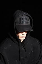 ディースクエアード×サッカー選手・イブラヒモビッチ、”黒”テーマのメンズコート＆デニムパンツ｜写真7