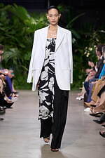 マイケル・コース コレクション 2023年春夏コレクション、都会とリゾートスタイルの融合｜写真6