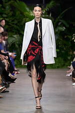 マイケル・コース コレクション 2023年春夏コレクション、都会とリゾートスタイルの融合｜写真11