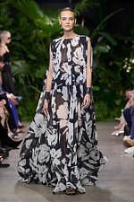 マイケル・コース コレクション 2023年春夏コレクション、都会とリゾートスタイルの融合｜写真18