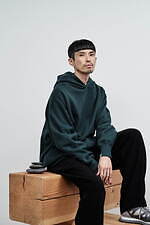 ループウィラーのグラフペーパー別注スウェットウェア、ビッグシルエットで引き立つドレープ感｜写真15