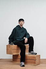 ループウィラーのグラフペーパー別注スウェットウェア、ビッグシルエットで引き立つドレープ感｜写真14