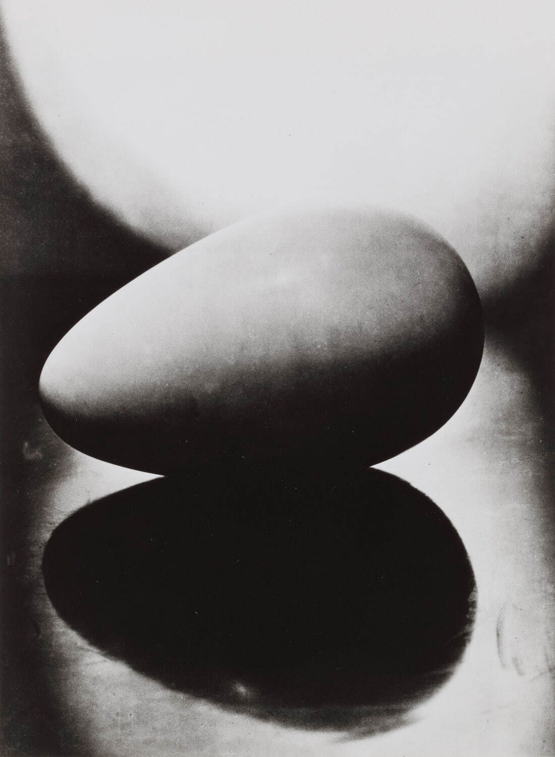 コンスタンティン・ブランクーシ《「世界の始まり」大理石》1920年 写真 滋賀県立美術館蔵