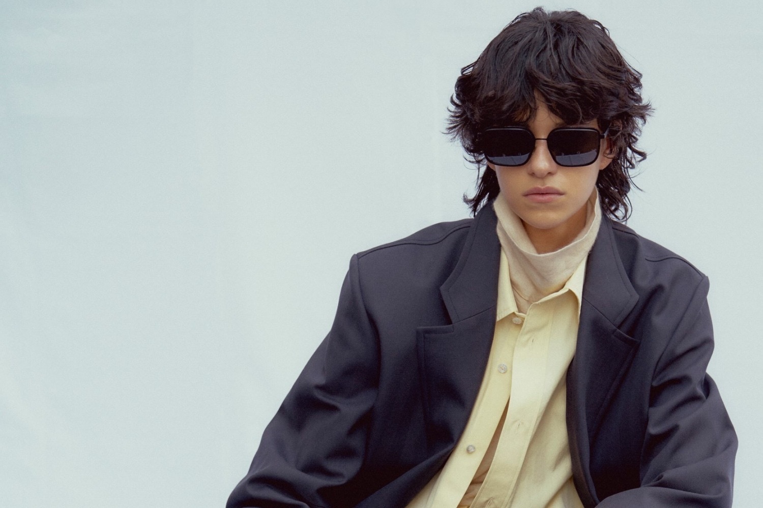 カルのレショップ別注テーラードジャケット＆カーゴパンツ、ハリ感のある高級ウール素材を採用