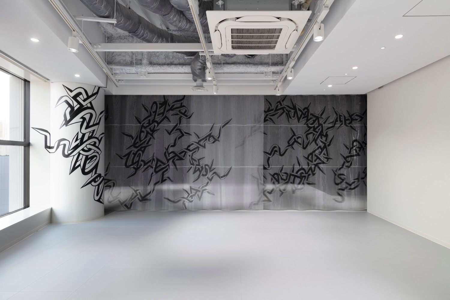 芸術家｜ 大山エンリコイサムの展覧会が東京で、エアロゾル・ライティングを再解釈した造形の新たな試みを紹介