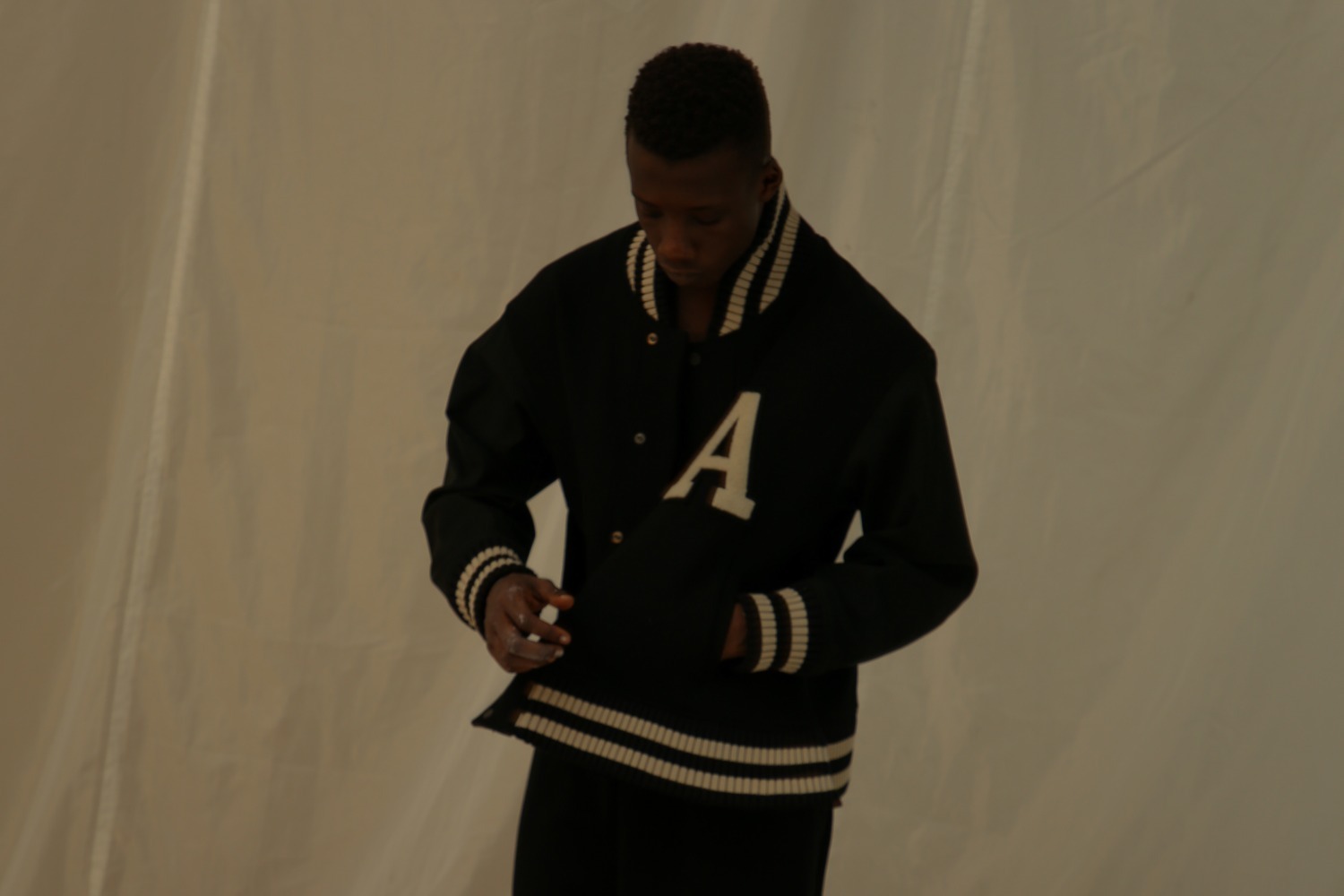 アンセルム秋冬メンズウェア、経年変化するヴィンテージ風デニムパンツ＆スウェット - 伊勢丹新宿で