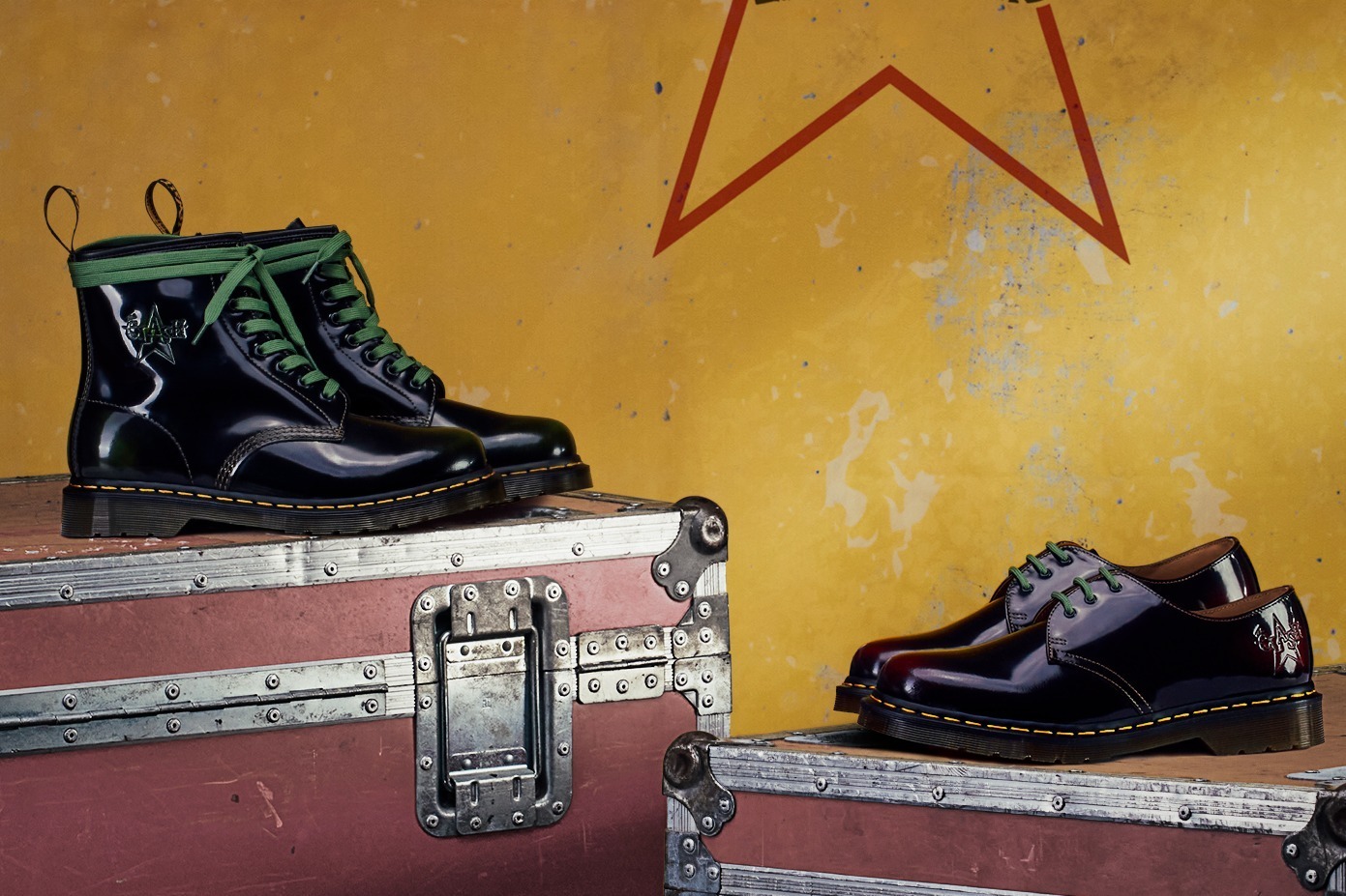 「ドクターマーチン×ザ・クラッシュ」“星型バンドロゴ＆グリーンの靴紐”を配したブーツとシューズ