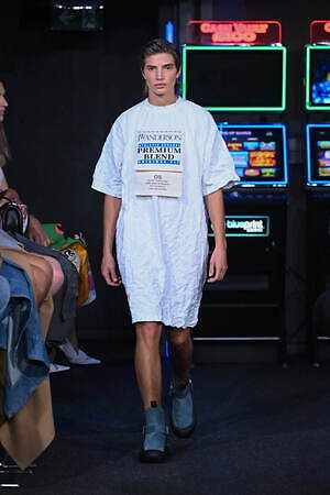 JW アンダーソン 2023年春夏ウィメンズコレクション - ディスプレイとしての衣服｜写真1