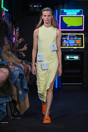 JW アンダーソン 2023年春夏ウィメンズコレクション - ディスプレイとしての衣服｜写真7