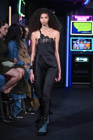 JW アンダーソン 2023年春夏ウィメンズコレクション - ディスプレイとしての衣服｜写真8