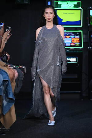 JW アンダーソン 2023年春夏ウィメンズコレクション - ディスプレイとしての衣服｜写真9