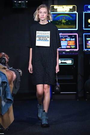 JW アンダーソン 2023年春夏ウィメンズコレクション - ディスプレイとしての衣服｜写真10